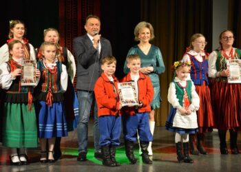 Laureaci konkursu Dziecięca Estrada Folkloru oraz Mirosław Gębski - starosta powiatu kieleckiego i Edyta Bobryk - zastępca dyrektora Wojewódzkiego Domu Kultury / Agnieszka Markiton