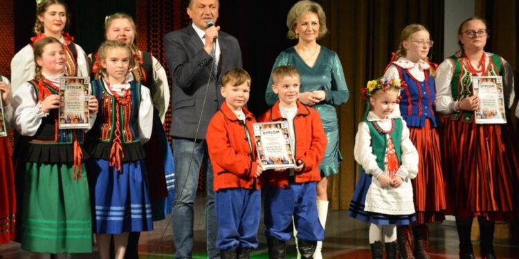 Laureaci konkursu Dziecięca Estrada Folkloru oraz Mirosław Gębski - starosta powiatu kieleckiego i Edyta Bobryk - zastępca dyrektora Wojewódzkiego Domu Kultury / Agnieszka Markiton