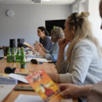 10.05.2022. Radio Kielce. Obrady jury konkursu dla twórców i artystów ludowych „Jawor u źródeł kultury”. Na zdjęciu (od lewej): Aneta Oborny - dyrektor Muzeum Ludowych Instrumentów Muzycznych w Szydłowcu, Leszek Ślusarski - Radio Kielce, dr Jerzy Szczyrba