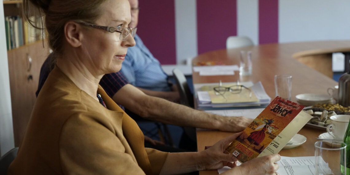 10.05.2022. Radio Kielce. Obrady jury konkursu dla twórców i artystów ludowych „Jawor u źródeł kultury”. Na zdjęciu: Aneta Oborny - dyrektor Muzeum Ludowych Instrumentów Muzycznych w Szydłowcu