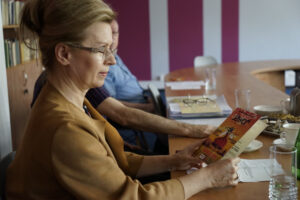 10.05.2022. Radio Kielce. Obrady jury konkursu dla twórców i artystów ludowych „Jawor u źródeł kultury”. Na zdjęciu: Aneta Oborny - dyrektor Muzeum Ludowych Instrumentów Muzycznych w Szydłowcu