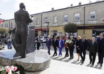 12.05.2022 Kielce. Złożenie wieńca pod pomnikiem Przemysława Gosiewskiego. Na zdjęciu od lewej: radny Tadeusz Kozior, przewodniczący sejmiku Andrzej Pruś, radna Marianna Noworycka - Gniatkowska, senator Krzysztof Słoń, wojewoda Zbigniew Koniusz, wicemarszałek Renata Janik, przewodniczący rady miasta Jarosław Karyś, radny Wiesław Koza i sekretarz wojewódzki PiS Daniel Walas / Fot. Jarosław Kubalski - Radio Kielce