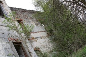01.05.2021. Podzamcze Piekoszowskie. Ruiny pałacu Tarłów / Marcin Marszałek / Radio Kielce
