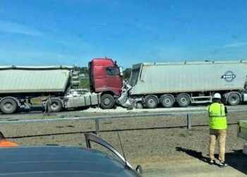 Dramat na drodze w powiecie świeckim. Nie żyją cztery osoby, jedna została ranna po zderzeniu czterech aut, w tym dwóch ciężarowych / OSP Dobrcz