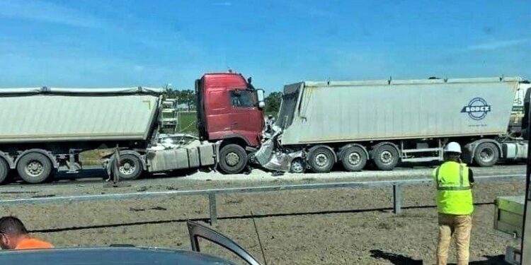 Dramat na drodze w powiecie świeckim. Nie żyją cztery osoby, jedna została ranna po zderzeniu czterech aut, w tym dwóch ciężarowych / OSP Dobrcz