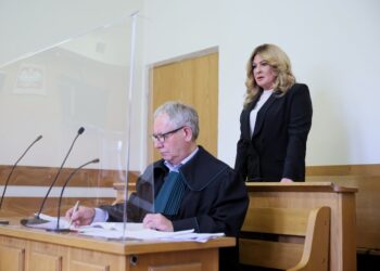 04.05.2022. Warszawa. Beata Kozidrak na sali rozpraw Sądu Rejonowego Warszawa-Mokotów. Rozpoczął się proces wokalistki, oskarżonej o spowodowanie kolizji pod wpływem alkoholu / Leszek Szymański / PAP