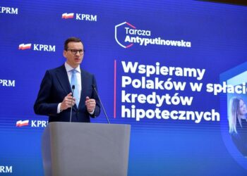 10.05.2022. Warszawa. Premier Mateusz Morawiecki na konferencji prasowej w siedzibie Kancelarii Prezesa Rady Ministrów w Warszawie. Konferencja dot. m.in. pomocy państwa w spłacie kredytów hipotecznych / PAP/Marcin Obara