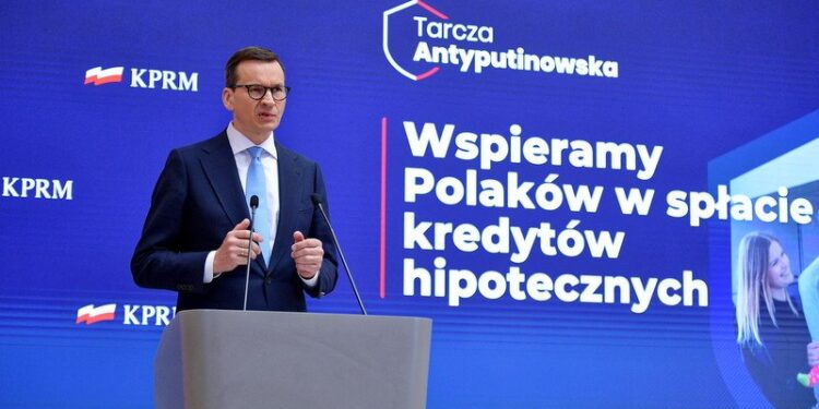 10.05.2022. Warszawa. Premier Mateusz Morawiecki na konferencji prasowej w siedzibie Kancelarii Prezesa Rady Ministrów w Warszawie. Konferencja dot. m.in. pomocy państwa w spłacie kredytów hipotecznych / PAP/Marcin Obara