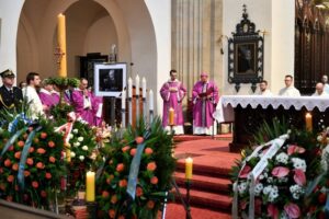 23.05.2022. Kraków. Metropolita łódzki abp Grzegorz Ryś podczas uroczystości pogrzebowych aktora Jerzego Treli w kościele oo. dominikanów w Krakowie. Jerzy Trela zmarł 15 maja br. w wieku 80 lat / PAP/Art Service 2