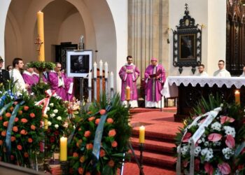 23.05.2022. Kraków. Metropolita łódzki abp Grzegorz Ryś podczas uroczystości pogrzebowych aktora Jerzego Treli w kościele oo. dominikanów w Krakowie. Jerzy Trela zmarł 15 maja br. w wieku 80 lat / PAP/Art Service 2