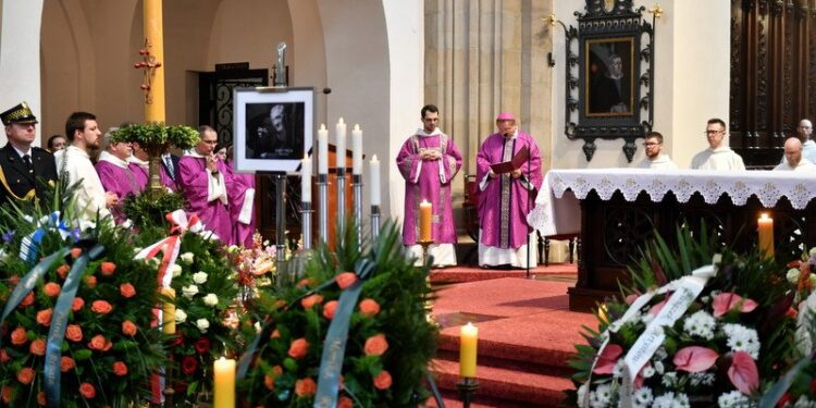 23.05.2022. Kraków. Metropolita łódzki abp Grzegorz Ryś podczas uroczystości pogrzebowych aktora Jerzego Treli w kościele oo. dominikanów w Krakowie. Jerzy Trela zmarł 15 maja br. w wieku 80 lat / PAP/Art Service 2