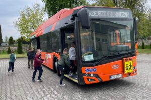 11.05.2022. Działoszyce. Nowy elektryczny autobus szkolny / UMiG Działoszyce