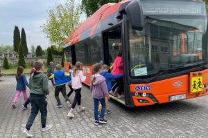 11.05.2022. Działoszyce. Nowy elektryczny autobus szkolny / UMiG Działoszyce