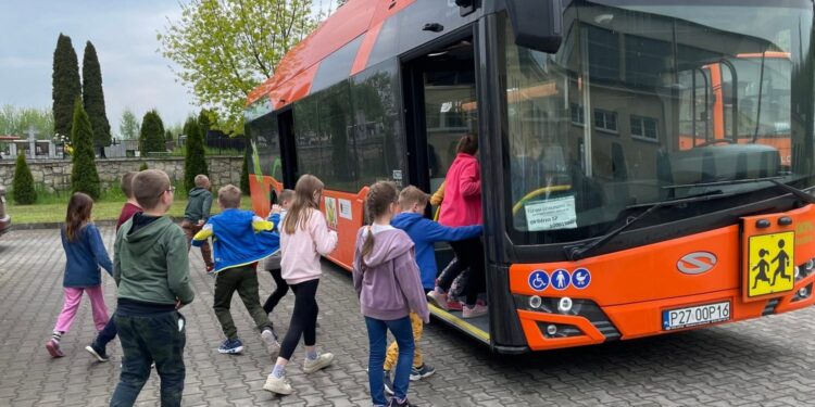 11.05.2022. Działoszyce. Nowy elektryczny autobus szkolny / UMiG Działoszyce