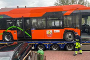 11.05.2022. Działoszyce. Nowy elektryczny autobus szkolny / UMiG Działoszyce