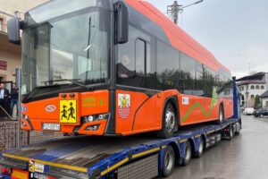 11.05.2022. Działoszyce. Nowy elektryczny autobus szkolny / UMiG Działoszyce