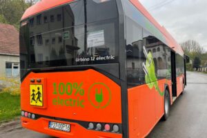 11.05.2022. Działoszyce. Nowy elektryczny autobus szkolny / UMiG Działoszyce