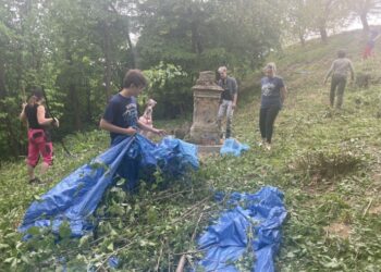 14.05.2022. Winiary. Sprzątanie cmentarza wojennego / Grażyna Szlęzak-Wójcik / Radio Kielce