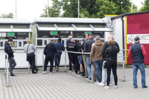 27.05.2022. Kielce. Kolejka do nabycia biletów na finał baraży o awans do Ekstraklasy PKO BO: Korona Kielce - Chrobry Głogów / Korona Kielce