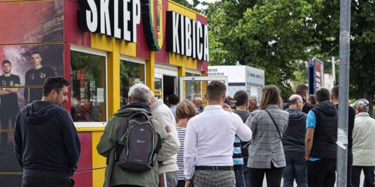 27.05.2022. Kielce. Kolejka do nabycia biletów na finał baraży o awans do Ekstraklasy PKO BO: Korona Kielce - Chrobry Głogów / Korona Kielce