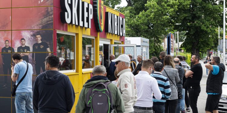 27.05.2022. Kielce. Kolejka do nabycia biletów na finał baraży o awans do Ekstraklasy PKO BO: Korona Kielce - Chrobry Głogów / Korona Kielce