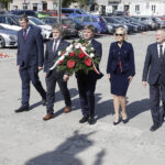 12.05.2022 Kielce. Złożenie wieńca pod pomnikiem Józefa Piłsudskiego. Na zdjęciu od lewej: sekretarz wojewódzki PiS Daniel Walas, senator Krzysztof Słoń, przewodniczący sejmiku Andrzej Pruś, wicemarszałek Renata Janik i wojewoda Zbigniew Koniusz / Fot. Jarosław Kubalski - Radio Kielce