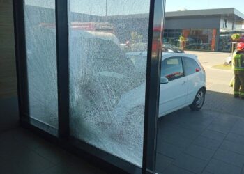 20.05.2022. Jędrzejów. Zdarzenie przy galerii handlowej / KPP Jędrzejów