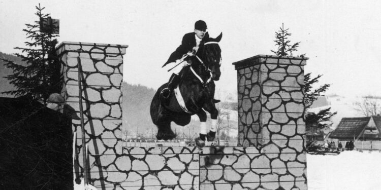 22.01.1932. Zakopane. Zawody konne. Na zdjęciu Karol Wickenhagen w skoku przez przeszkodę / Narodowe Archiwum Cyfrowe