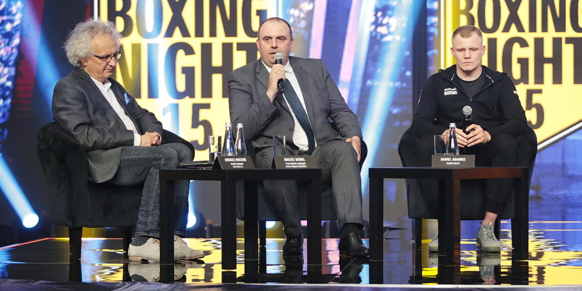 12.05.2022. Targi Kielce. Ceremonia ważenia przed galą Suzuki Boxing Night XV. Na zdjęciu (od lewej): Andrzej Mochoń - prezes Targów Kielce, Maciej Demele - wiceprezes Polskiego Związku Bokserskiego, Daniel Adamiec / Fot. Wiktor Taszłow - Radio Kielce