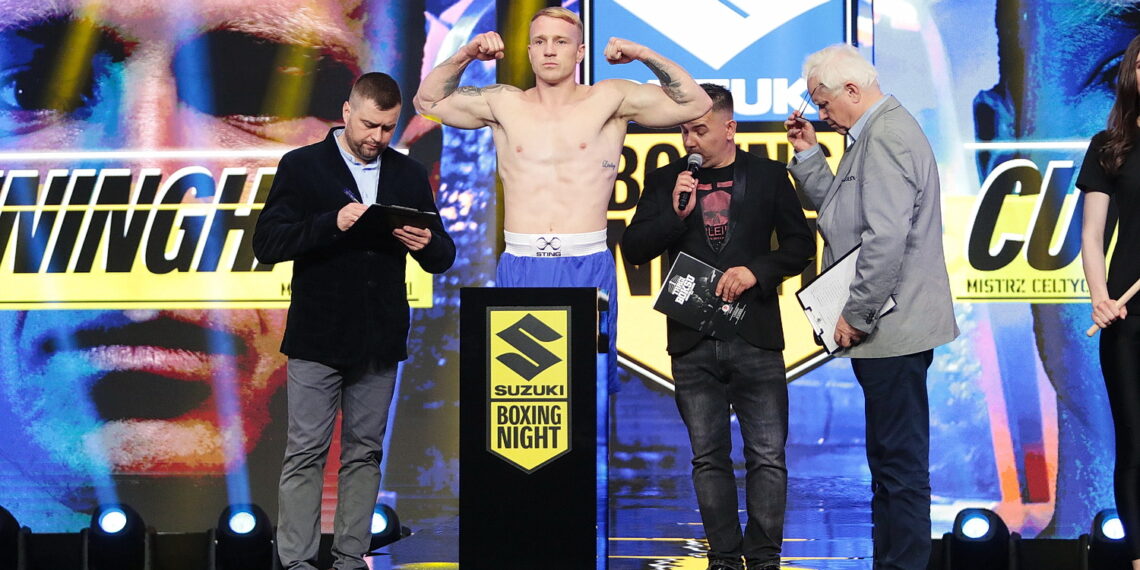 12.05.2022. Targi Kielce. Ceremonia ważenia przed galą Suzuki Boxing Night XV. Na zdjęciu (w środku): Shane Cunninghan / Fot. Wiktor Taszłow - Radio Kielce