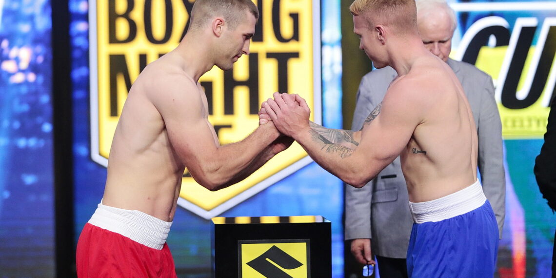 12.05.2022. Targi Kielce. Ceremonia ważenia przed galą Suzuki Boxing Night XV. Na zdjęciu (od lewej): Kamil Ślędak, Shane Cunninghan / Fot. Wiktor Taszłow - Radio Kielce