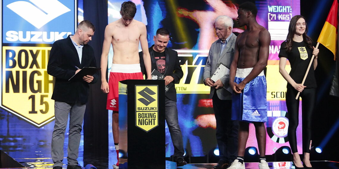 12.05.2022. Targi Kielce. Ceremonia ważenia przed galą Suzuki Boxing Night XV / Fot. Wiktor Taszłow - Radio Kielce