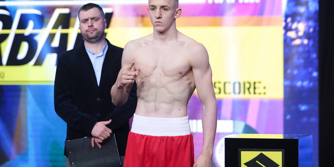 12.05.2022. Targi Kielce. Ceremonia ważenia przed galą Suzuki Boxing Night XV. Na zdjęciu: Mateusz Urban / Fot. Wiktor Taszłow - Radio Kielce