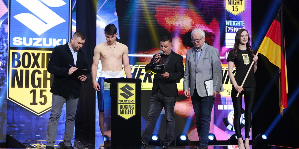 12.05.2022. Targi Kielce. Ceremonia ważenia przed galą Suzuki Boxing Night XV. Na zdjęciu: Cian Reddy / Fot. Wiktor Taszłow - Radio Kielce