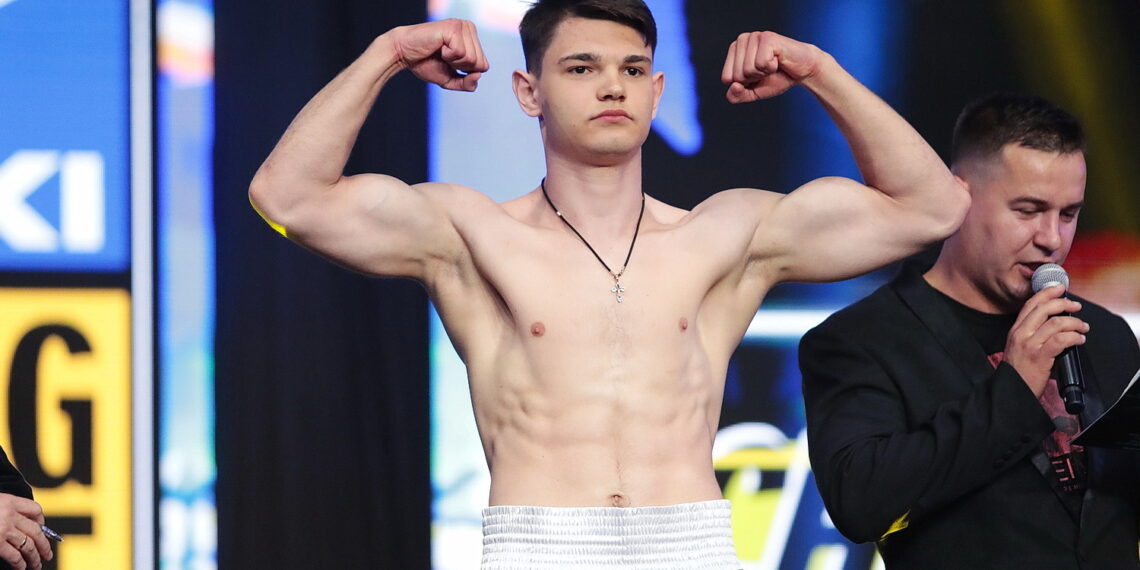 12.05.2022. Targi Kielce. Ceremonia ważenia przed galą Suzuki Boxing Night XV. Na zdjęciu: Cian Reddy / Fot. Wiktor Taszłow - Radio Kielce