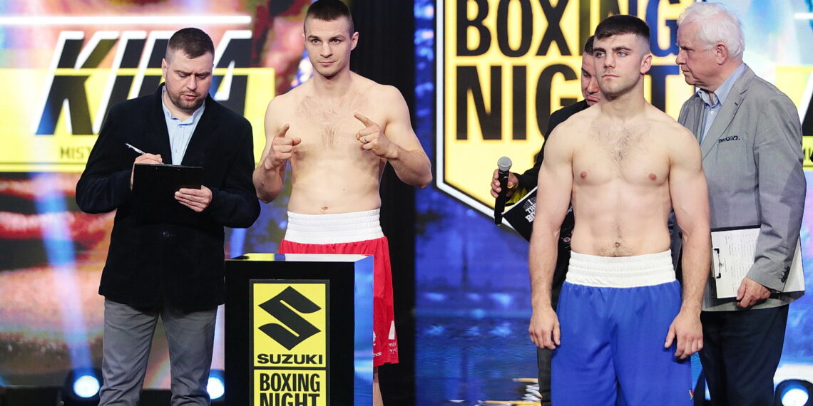 12.05.2022. Targi Kielce. Ceremonia ważenia przed galą Suzuki Boxing Night XV. Na zdjęciu (od lewej): Dominik Kida i Christopher O'Reilly / Fot. Wiktor Taszłow - Radio Kielce