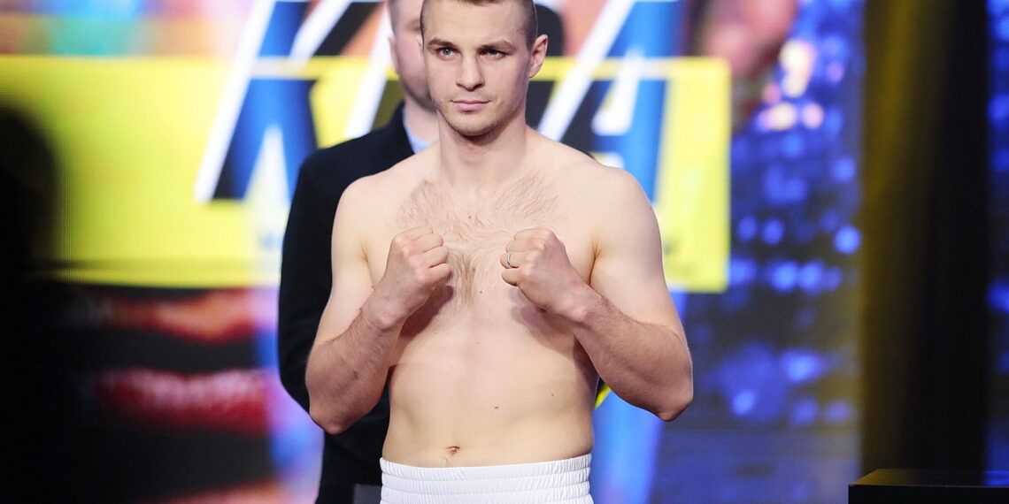 12.05.2022. Targi Kielce. Ceremonia ważenia przed galą Suzuki Boxing Night XV. Na zdjęciu (od lewej): Dominik Kida / Fot. Wiktor Taszłow - Radio Kielce