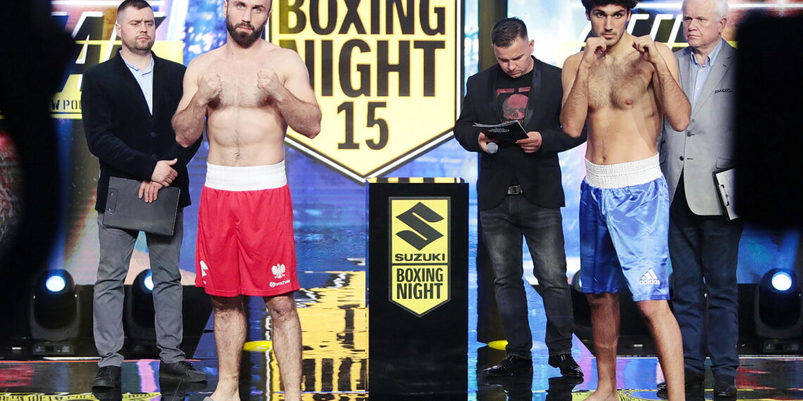 12.05.2022. Targi Kielce. Ceremonia ważenia przed galą Suzuki Boxing Night XV. Na zdjęciu (od lewej): Klemens Szczepaniak i Eray-Mert Gul / Fot. Wiktor Taszłow - Radio Kielce