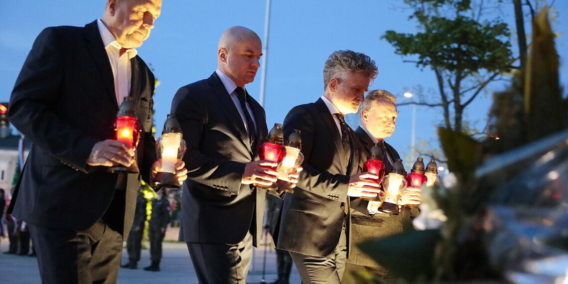 12.05.2022. Kielce. Uroczystości w związane z 87. rocznicą śmierci Józefa Piłsudskiego. Na zdjęciu (od lewej): Jarosław Karyś - przewodniczący kieleckiej rady miasta, Krzysztof Słoń - senator, Rafał Nowak - wicewojewoda świętokrzyski, Wiesław Koza - radny / Fot. Wiktor Taszłow - Radio Kielce