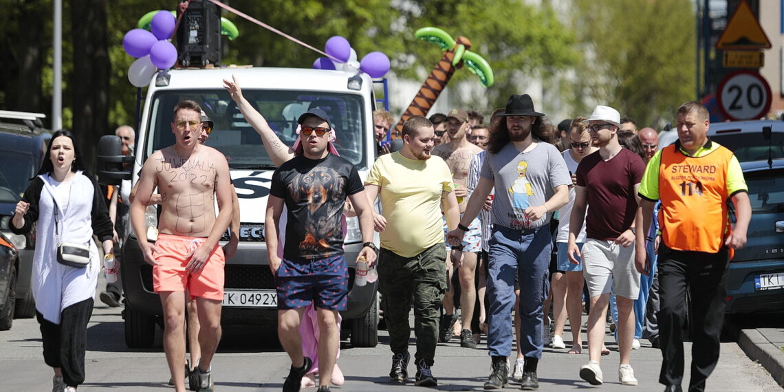 19.05.2022. Kielce. Korowód studentów idzie ulicami miasta / Fot. Wiktor Taszłow - Radio Kielce