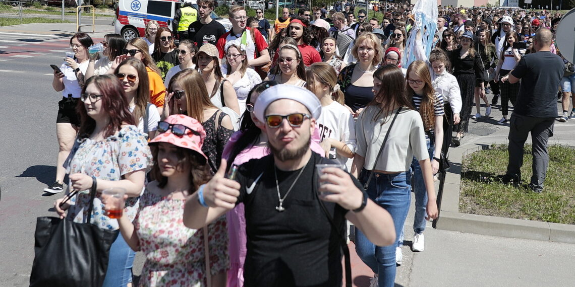 19.05.2022. Kielce. Korowód studentów idzie ulicami miasta / Fot. Wiktor Taszłow - Radio Kielce