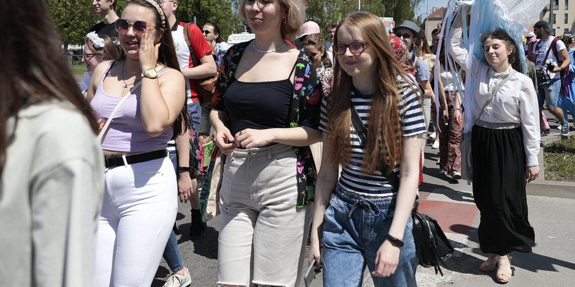 19.05.2022. Kielce. Korowód studentów idzie ulicami miasta / Fot. Wiktor Taszłow - Radio Kielce