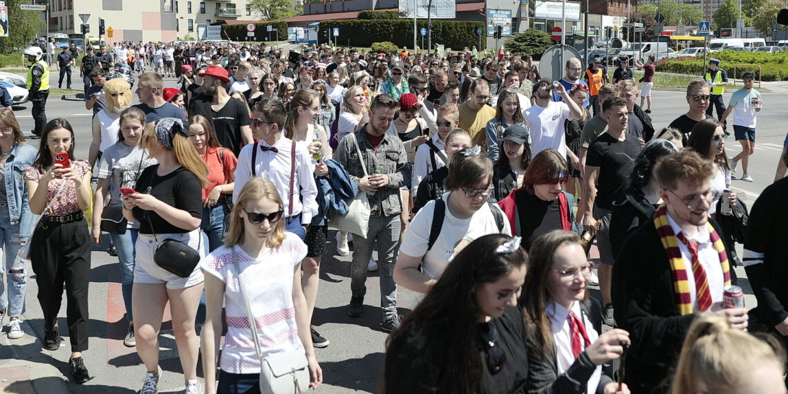 19.05.2022. Kielce. Korowód studentów idzie ulicami miasta / Fot. Wiktor Taszłow - Radio Kielce