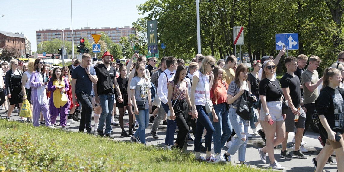 19.05.2022. Kielce. Korowód studentów idzie ulicami miasta / Fot. Wiktor Taszłow - Radio Kielce