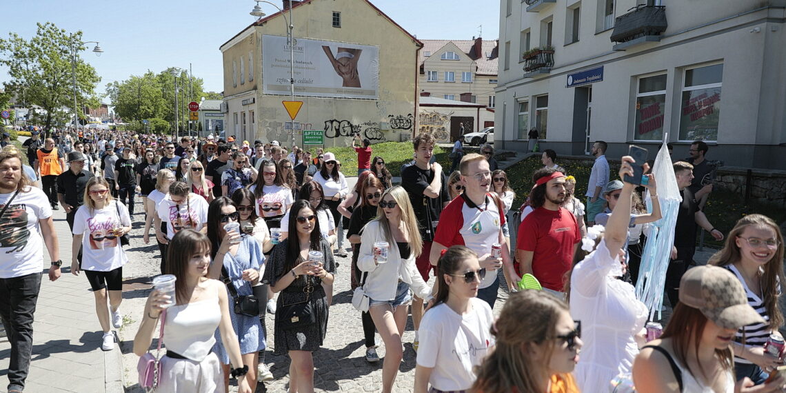 19.05.2022. Kielce. Korowód studentów idzie ulicami miasta / Fot. Wiktor Taszłow - Radio Kielce