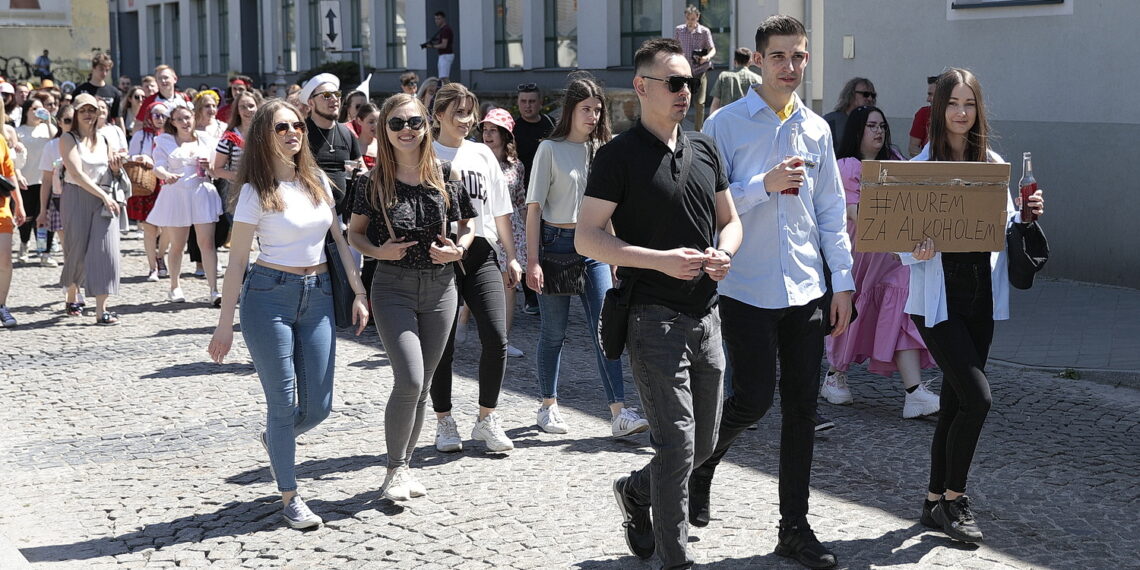 19.05.2022. Kielce. Korowód studentów idzie ulicami miasta / Fot. Wiktor Taszłow - Radio Kielce