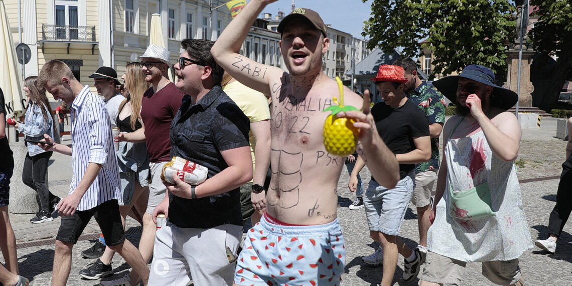 19.05.2022. Kielce. Korowód studentów idzie ulicami miasta / Fot. Wiktor Taszłow - Radio Kielce