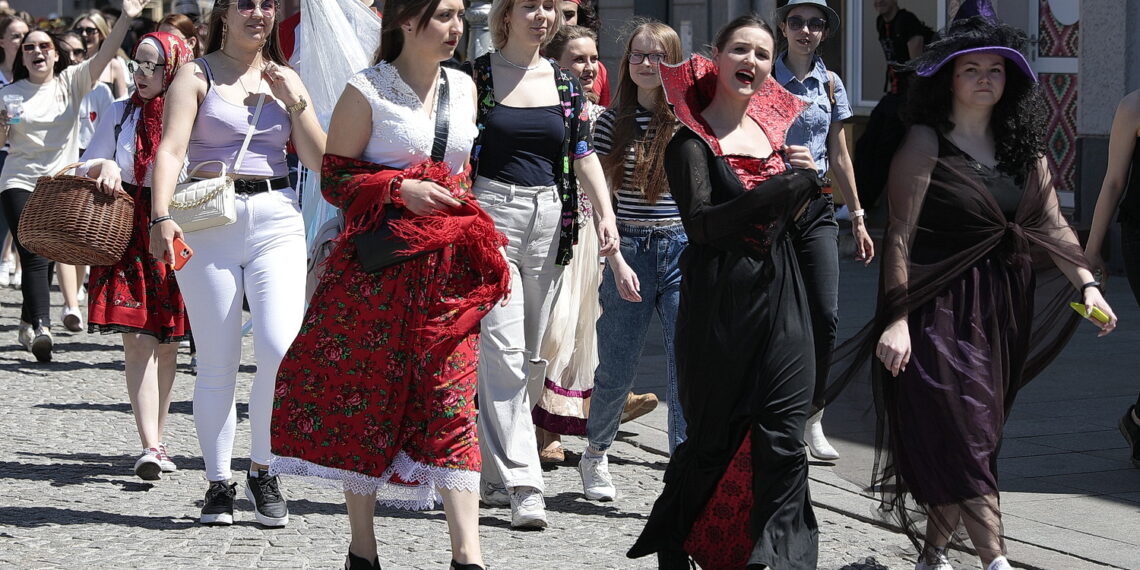 19.05.2022. Kielce. Korowód studentów idzie ulicami miasta / Fot. Wiktor Taszłow - Radio Kielce