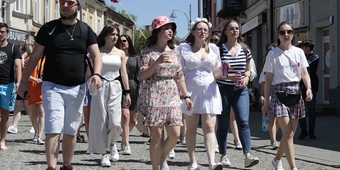 19.05.2022. Kielce. Korowód studentów idzie ulicami miasta / Fot. Wiktor Taszłow - Radio Kielce