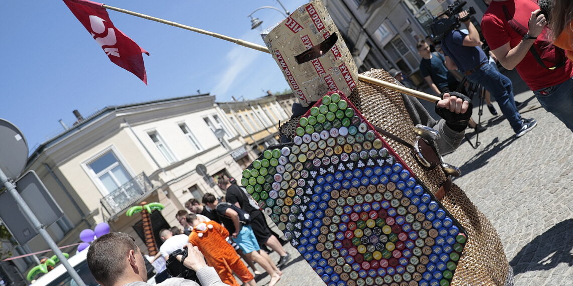 19.05.2022. Kielce. Korowód studentów idzie ulicami miasta / Fot. Wiktor Taszłow - Radio Kielce